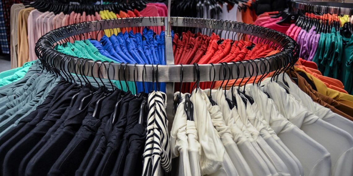 Sokkal több ruhát vásárolunk, mint 20 éve, de kb. feleannyi ideig hordjuk őket. A fast fashion valódi ára